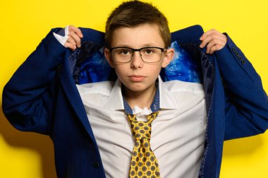 Çocuk yetişkin bir adam gibi davranıyor, yetişkin hayatı temalı bir çocuk teması. yeni