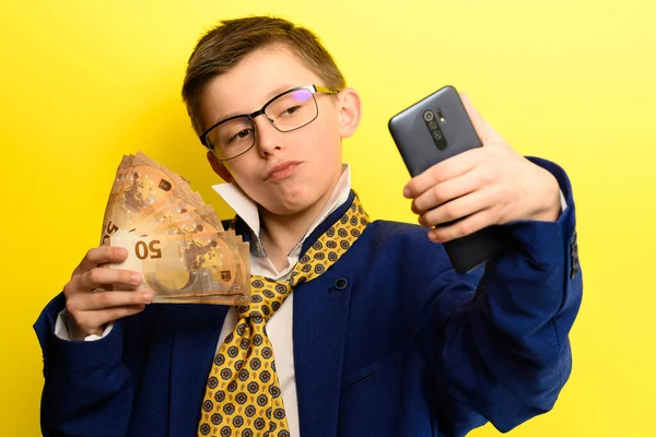 Başarılı Zengin Bir Çocuk Parayla Selfie Çekiyor Sarı Arka Planda — Stok fotoğraf