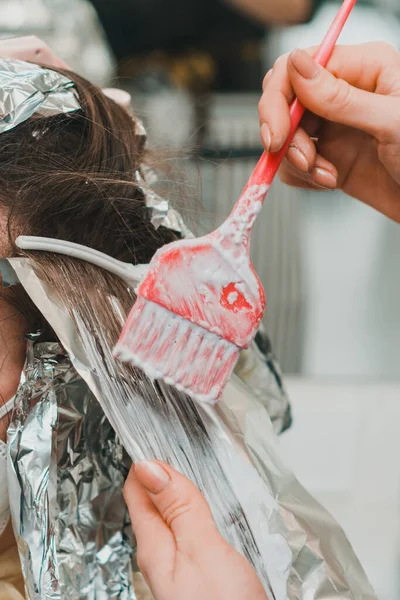 Mujer Tiñe Cabello Una Peluquería Proceso Teñirse Cabello Con Papel —  Fotos de Stock