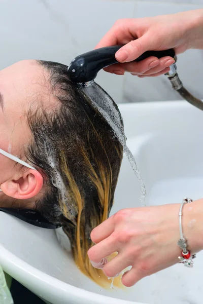理发店里的女人染发 在染发的过程中洗头 — 图库照片