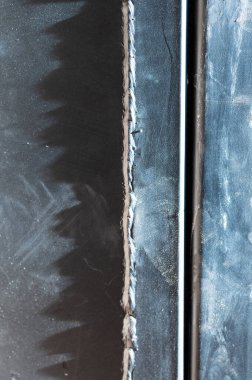 Evde su devresi olan büyük metal bir şömine, ısıtma için karlı bir şömine. yeni