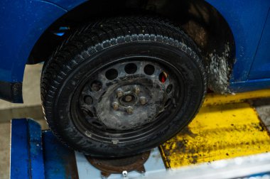 Araba kaldırmada araba servisi, tekerlekleri kapatın. yeni