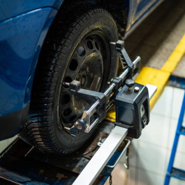 Garajdaki araba, kamerayı ayarlamak için bir cihaz. yeni