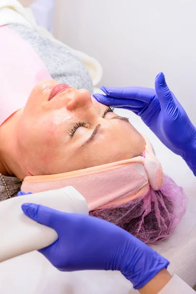 Cocer Vapor Cara Para Abrir Los Poros Aplicando Crema Líquida — Foto de Stock