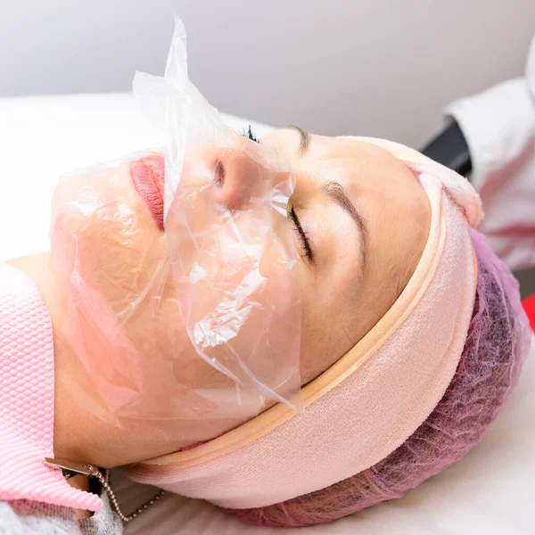 Máscara Película Transparente Cara Una Mujer Una Visita Esteticista Cuidado —  Fotos de Stock
