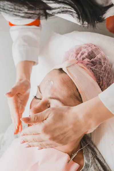 Masáž Obličeje Kosmetickém Salónu Recepci Návštěva Salonu Krásy Pocit Relaxace — Stock fotografie