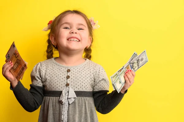 Menina Com Notas Nas Mãos Sobre Fundo Amarelo Criança Negócios — Fotografia de Stock