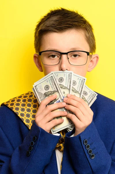 Много Взрослых Детей Финансово Грамотный Мальчик Деньги Руках Ребенка Портрет — стоковое фото