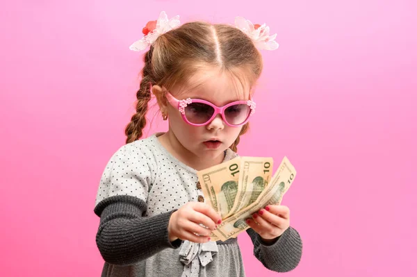 女の子保持紙米ドル 豊かで幸せな子供 子供とお金 新しい — ストック写真