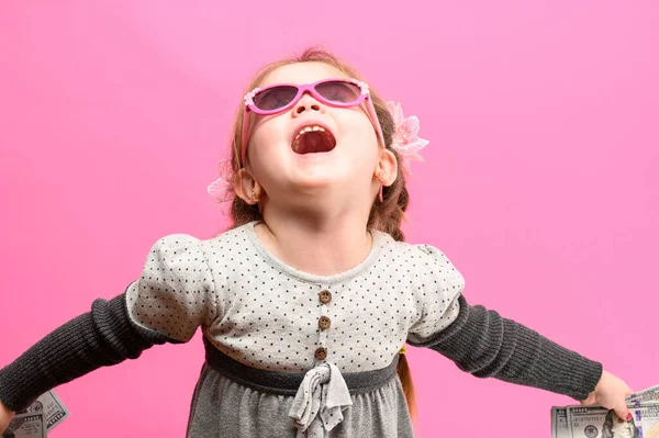 Menina Segurando Papel Dólares Americanos Criança Rica Feliz Criança Dinheiro — Fotografia de Stock