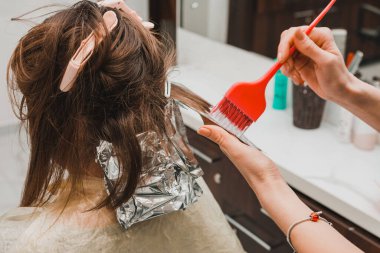 Saç boyama, boya tekniği balayag, boya sürmek için saç ağartma. yeni