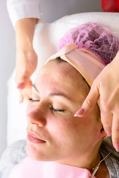 Donna Felice Rilassata Procedure Cosmetologiche Massaggio Applicazione Crema Viso Nuovo — Foto Stock
