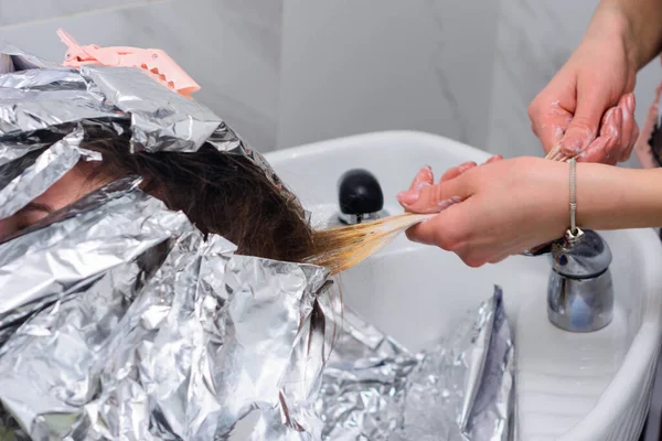 Washing Hair Dye Hairdresser Removing Foil Hair New — Stock Photo, Image