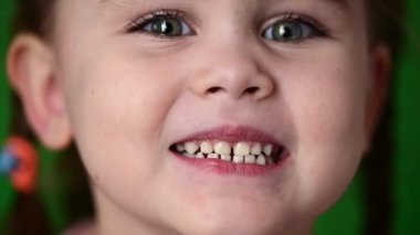 Güzel bir kızın zaman atlaması, küçük bir kızın yeşil arka planda kalması..