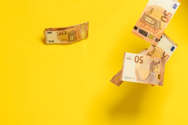 Avro yağmuru, düşüş parası, sarı arka planda, Avrupa para birimi 50 avro. yeni