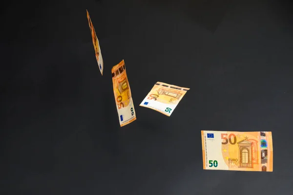Ευρωπαϊκά Τραπεζογραμμάτια Μαύρο Φόντο Βροχή Του Χρήματος Ανθρώπινες Επενδύσεις Νόμισμα — Φωτογραφία Αρχείου