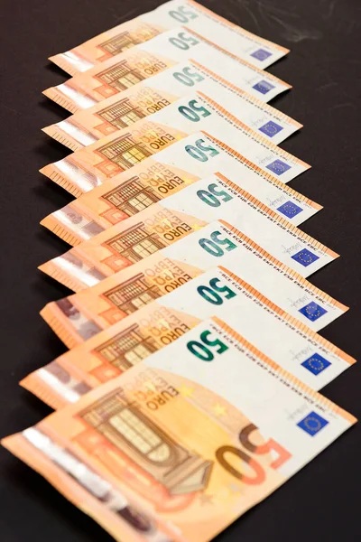 Ligne Diagonale Billets Euros Isolés Sur Fond Noir Salaire Euros — Photo