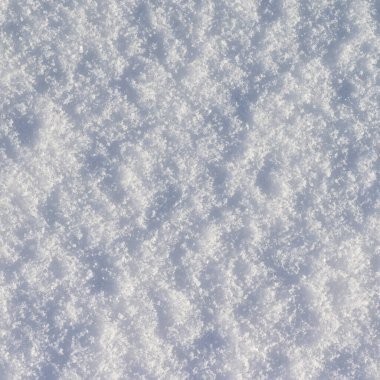 Kış arkaplanı, karda parlayan buz kristalleri, Noel dokusu, kar yığınında ışıldayan kar taneleri. yeni