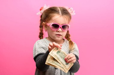Amerikan doları tutan kız, zengin ve mutlu çocuk, çocuk ve para. yeni