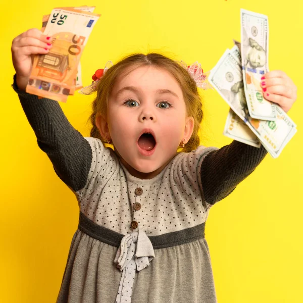 Krásná Dívka Překvapena Tolika Penězi Dítětem Velkými Penězi Nový — Stock fotografie