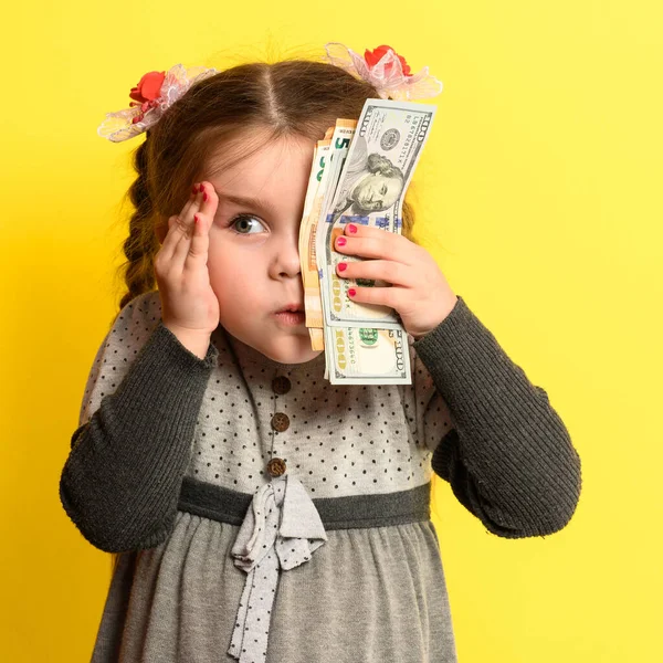 Běloška Držící Peníze Portrét Dítěte Žlutém Pozadí Finanční Gramotnost Dětí — Stock fotografie