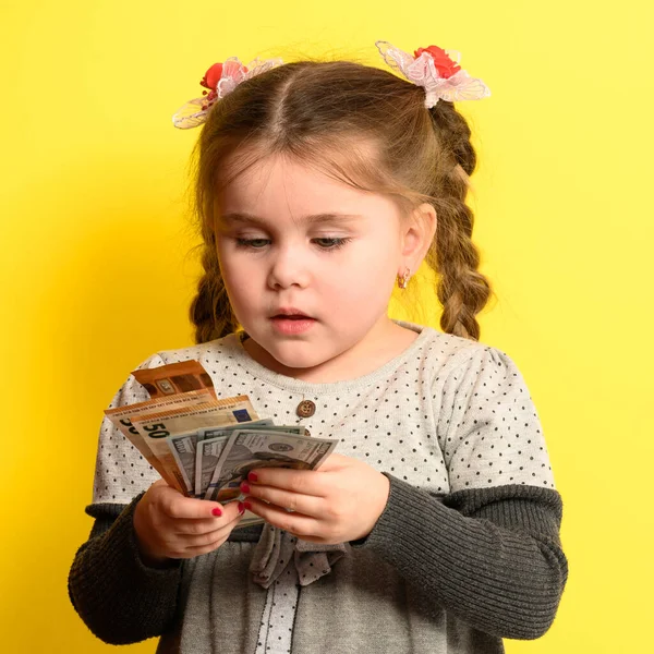 Menina Bonito Fundo Amarelo Detém Moeda Mundo Alfabetização Financeira Desenvolvimento — Fotografia de Stock