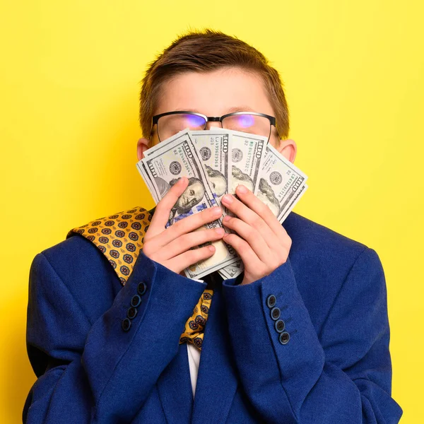 Много Взрослых Детей Финансово Грамотный Мальчик Деньги Руках Ребенка Портрет — стоковое фото