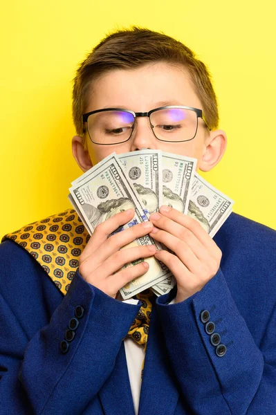 Moc Dospělého Dítěte Finančně Vzdělaného Chlapce Peníze Rukou Dítěte Portrét — Stock fotografie