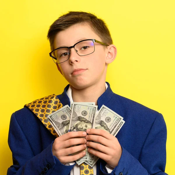 Chlapec Brýlích Přerostlém Obleku Spokojeným Obličejem Drží Americké Dolary Dítě — Stock fotografie