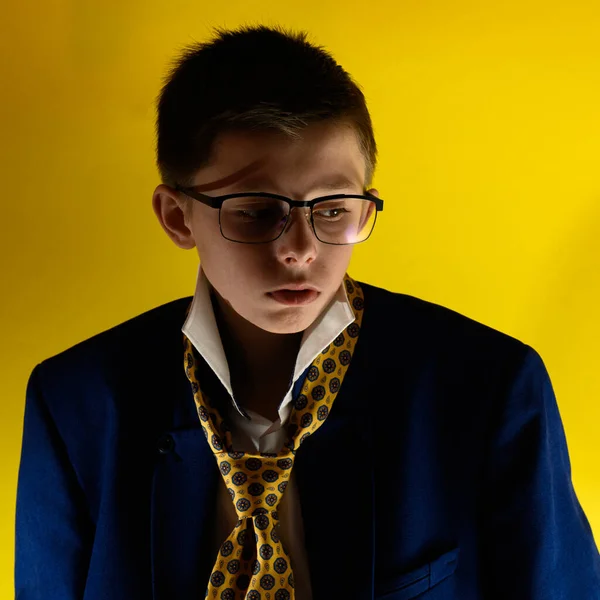 悲しい表情の黄色い背景の少年の肖像 子供の大人のスーツ 新しい — ストック写真