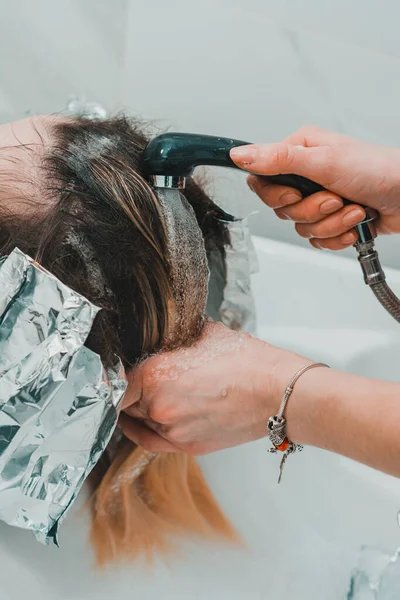 理髪店の女性は髪を染め 髪を染めながら頭を洗う 新しい — ストック写真