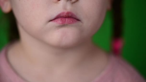 Девочка показывает молочные зубы, белые молочные зубы, гигиену полости рта, медленное движение ребенка. — стоковое видео