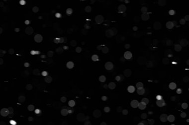 Gece gökyüzü arka planında düşen kar taneleri, post prodüksiyon için izole edilmiş ve grafik editörüyle örtülmüş. Siyah arkaplanda beyaz kar Bokeh 'i.