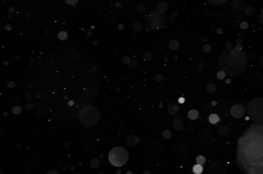 Gece gökyüzü arka planında düşen kar taneleri, post prodüksiyon için izole edilmiş ve grafik editörüyle örtülmüş. Siyah arkaplanda beyaz kar Bokeh 'i.