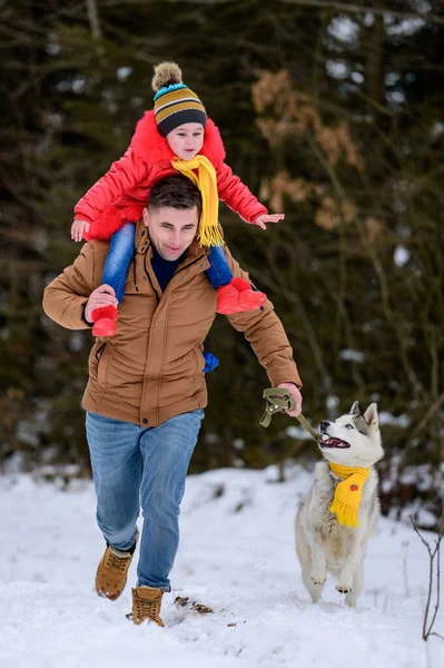 Dia Inverno Brilhante Pai Com Filha Floresta Com Seu Cão — Fotografia de Stock