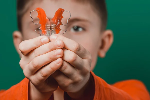 Zahnplatte Deformierte Zähne Auszurichten Der Junge Hält Seine Zahnseide Den — Stockfoto