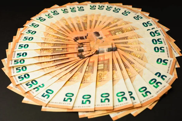 一堆50个真正的欧元钞票被隔离在黑色背景下 — 图库照片
