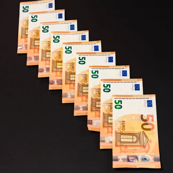 Línea Diagonal Billetes Euros Aislados Sobre Fondo Negro Salario Euros — Foto de Stock