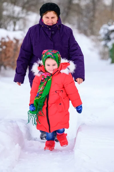 Großmutter Und Enkelin Wandern Auf Winterwegen Helle Und Warme Winterkleidung — Stockfoto