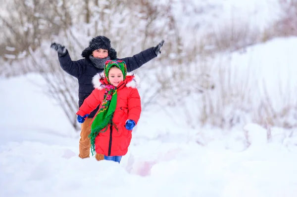 Irmão Irmã Caminham Quintal Nevado Divertindo Com Neve Novo — Fotografia de Stock