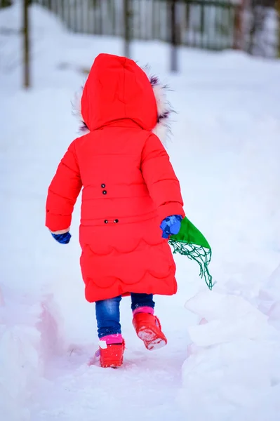 Szczęśliwa Dziewczyna Czerwonej Kurtce Ukraińskiej Chusteczce Narodowej Spaceruje Śnieżnym Podwórku — Zdjęcie stockowe