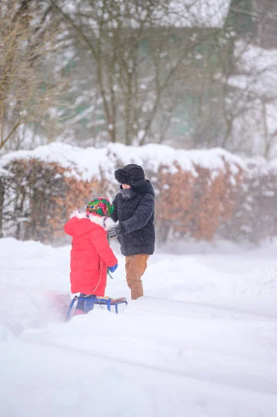 Brat Siostra Spacerują Zaśnieżonym Podwórku Bawiąc Się Śniegiem Nowe — Zdjęcie stockowe