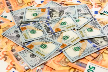 Birçok dolar ve avro, para dokusu, dolar üzerinden avronun avantajı. yeni