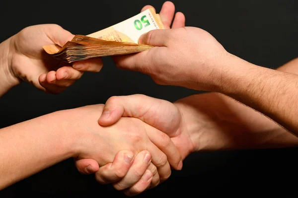Emberek Beleegyezése Pénz Kézről Kézre Történő Átutalása Európai Valuta Piacon — Stock Fotó
