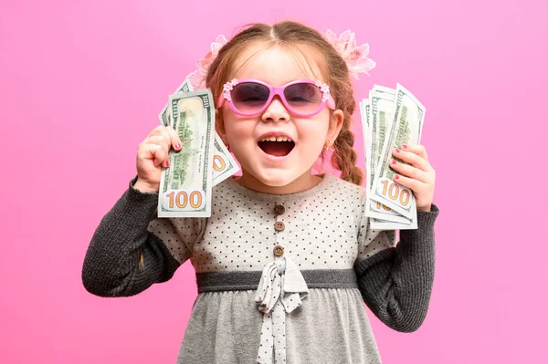 Chica Sosteniendo Papel Dólares Estadounidenses Niño Rico Feliz Niño Dinero — Foto de Stock