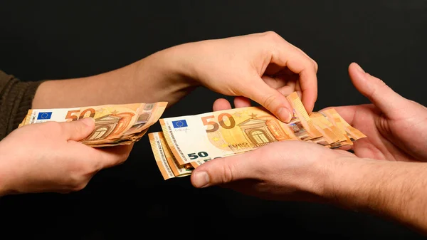 Emberek Számolják Pénzt Számlálják Eurobankjegyeket Férfi Szerint Pénzt Fekete Alapon — Stock Fotó