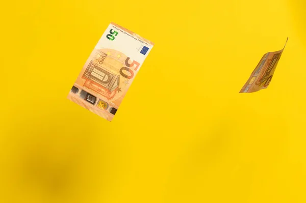 Deszcz Banknotów Euro Spadające Pieniądze Żółtym Tle Waluta Europejska Obliczu — Zdjęcie stockowe