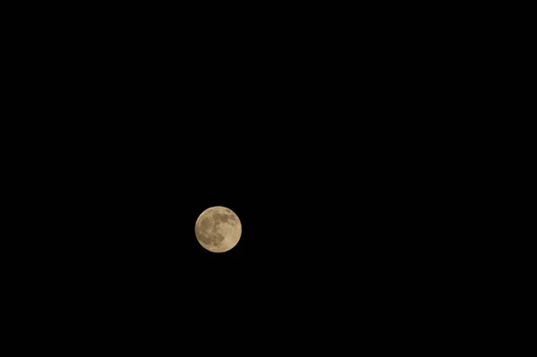 Langit Gelap Dan Hampir Hitam Dengan Bulan Yang Terang Baru — Stok Foto