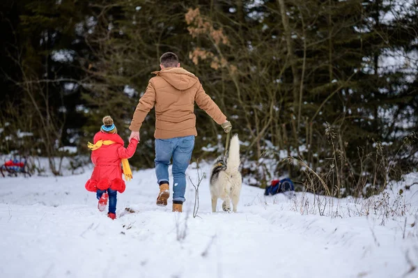 Día Invierno Brillante Papá Con Hija Bosque Con Perro Paseo —  Fotos de Stock