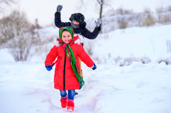 Irmão Irmã Caminham Quintal Nevado Divertindo Com Neve Novo — Fotografia de Stock